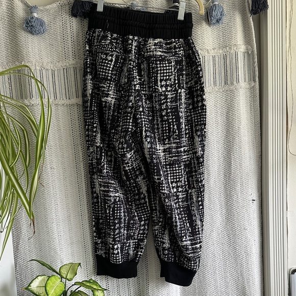 🌸Angie Black and White Patterned Capris - Picture 2 of 8
